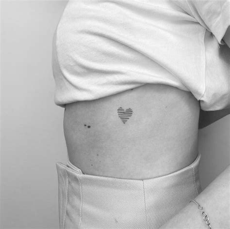 tatto pecho mujer|Tatuajes pequeños en el pecho para mujer: + 40 diseños。